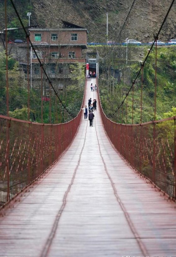 探索安康的真实面貌：超越GDP的表象初见安康：宁静与古朴的魅力最近，我有幸造访了陕西的安康。这座陕南小城以其宁静与古朴的独特魅力瞬间吸引了我。青山如黛，绿水如带，仿佛置身于一幅美丽的山水画卷。随着我在安康的深入游历，我渐渐发现，自己差点被这座城市表面的经济繁荣所“欺骗”。