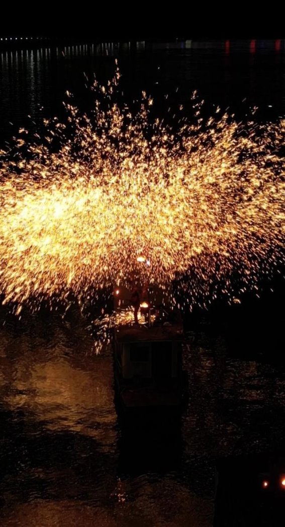 思南乌江河畔上演非遗打铁花视觉盛宴