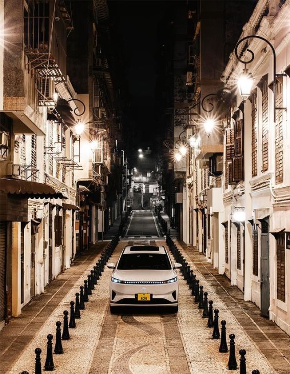 eπ008智能大型SUV与澳门夜色交相辉映