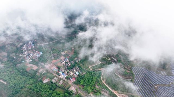 云雾缭绕，枣庄徐庄镇的乡村仙境