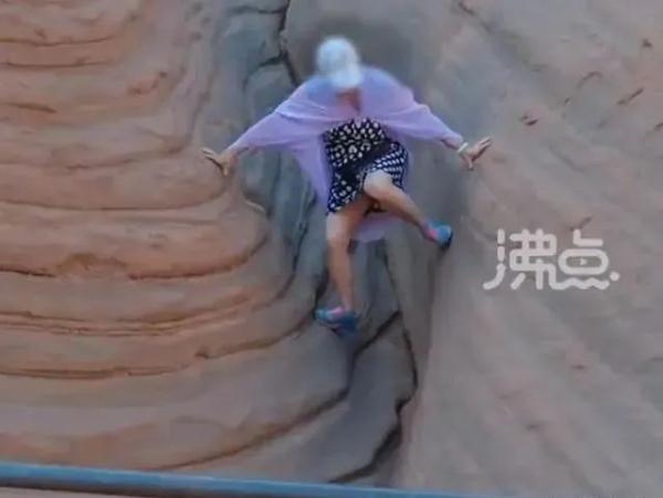 大妈翻越围栏，脚踩丹霞地貌拍照？当地已介入