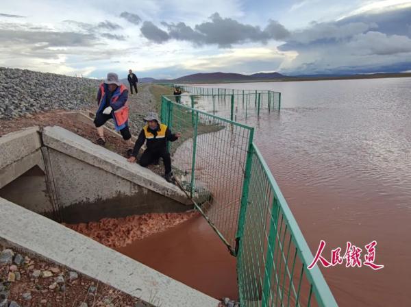 水齐腰！他们在海拔4570米处抗洪抢险