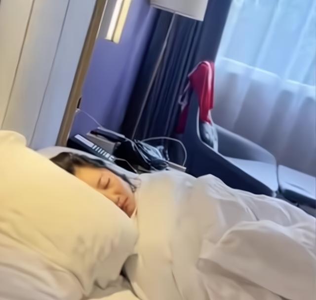 女儿奴爸爸给女儿温柔剪脚趾甲，从婴儿小脚剪到39码，妈妈吃醋了