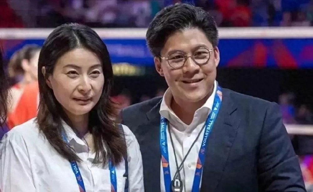 郭晶晶和霍启刚现身韩国，霍启刚背价值5万元的包，郭晶晶脚踩长靴走在潮流前端