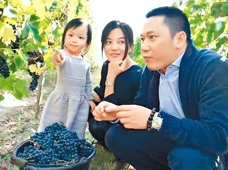 赵薇黄有龙夫妻引发的葬礼争议：喜丧还是追星会？