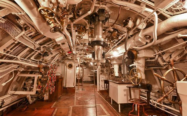 潜艇中的厨房之谜：航行三个月，饮食是怎样的挑战？