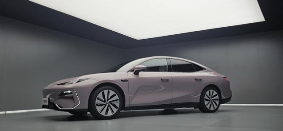 吉利银河E8：超越时代的8K宽屏座驾