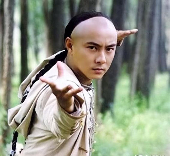 张卫健的传奇人生：坎坷经历与婚姻真情