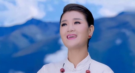 音乐巨星降央卓玛：从贫困少女到家庭主妇，爱情、事业交织的人生画卷