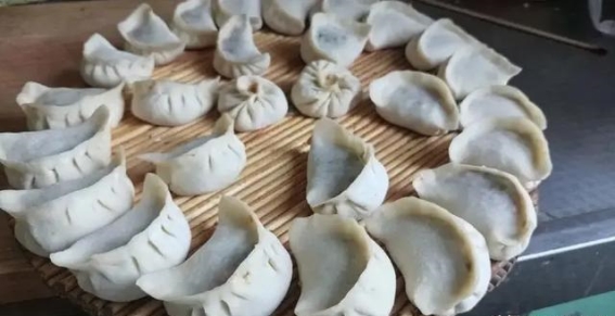 揭秘饺子馆饺子皮之谜：为何薄而不破？