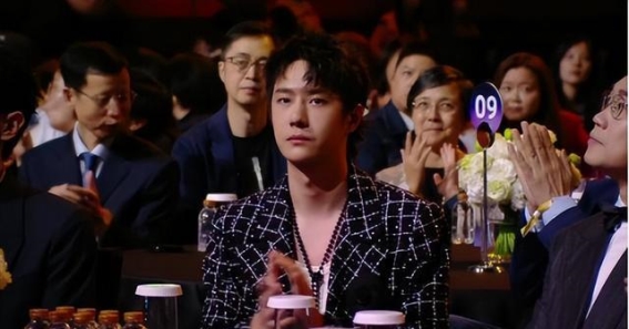 娱乐圈内幕：红毯背后的照妖镜