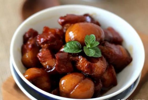 “寒冬脚步临，四味食物温暖身”！