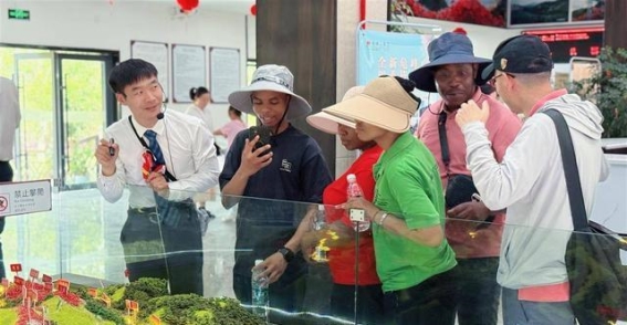 南非游客在龟峰山体验科技与传统文化的融合魅力