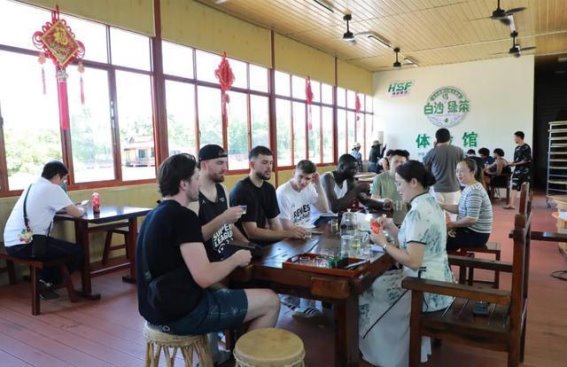 美法职业篮球运动员白沙深度体验浓郁民族风情与体育文旅融合