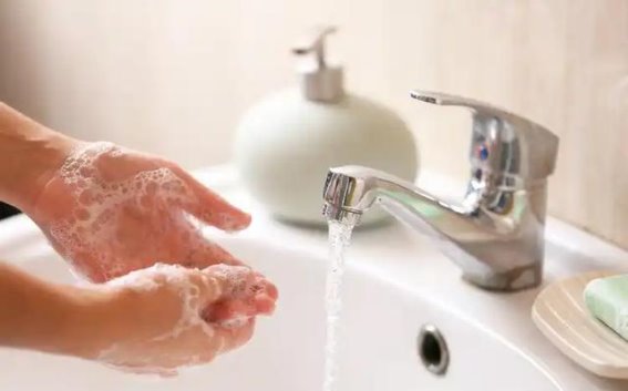 高血压与早起习惯的关联：医生提醒高血压患者早晨这些动作需避免