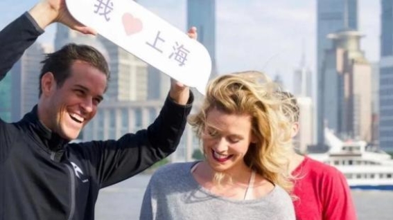 文章：中国：文明灯塔如何持续点亮？在全球化时代，中国作为一个拥有悠久历史和快速发展的国家，正通过其开放政策和文化交流不断向世界展示其独特魅力和影响力。从144小时过境免签政策到中欧班列的运行，中国正在以前所未有的方式参与和塑造全球文明的进程。