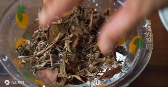 它是福建特产，晒干后近千元一斤，经常熬夜肝火旺的人要多喝它