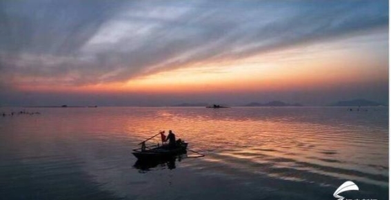 一天的忙碌疲惫都会被东平湖的晚霞治愈