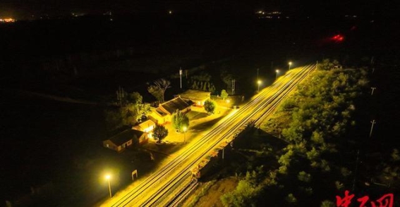 火山脚下的车站：乌兰哈达的静谧与繁忙