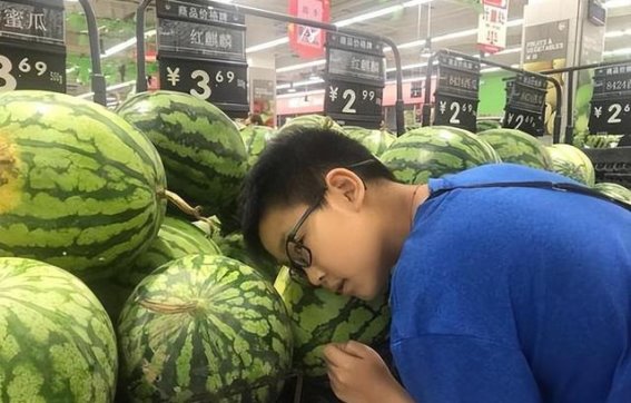 为什么西瓜总是切成两半卖？揭秘夏日解暑神器的秘密
