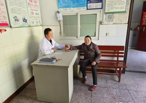 山间的白衣骑士：用摩托车丈量生命与希望