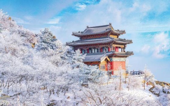 雾凇凝霜，银装素裹的泰山美景