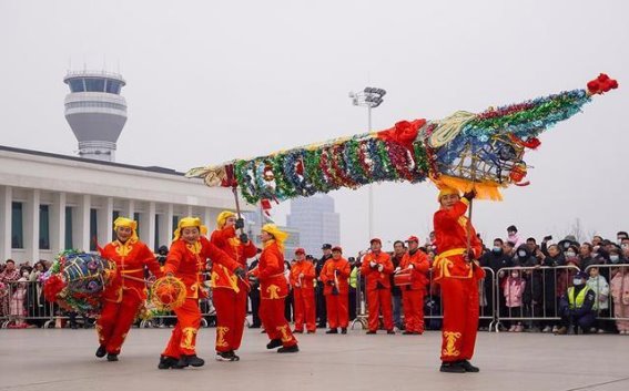 合肥踩街活动：祥蛇献瑞闹元宵，民俗年味浓