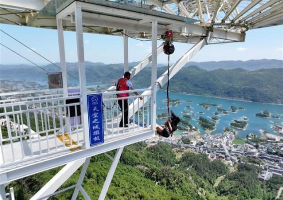 景区推出“窝囊版”蹦极火爆出圈，低空体验引发大众热议