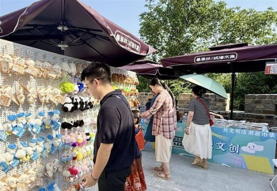 书香与潮趣交融，外文书店在昙华林点燃文化热潮