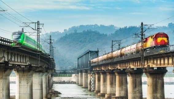 穿越中国铁路线，邂逅大地的美丽与壮丽