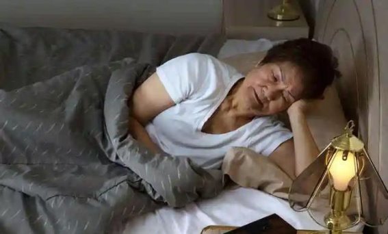 60岁之后，睡眠不只是“多睡”那么简单，医生提醒注意4个方面