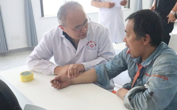 惠民县胡集镇卫生院深入非凡矿山开展“党旗飘扬·健康护航”主题健康义诊活动