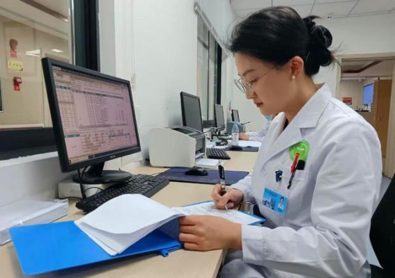 呼吸之间的生命守护——董夏洁医生的肺病科之路