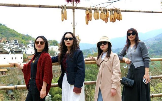 踏青迎三八，巾帼绽放春光