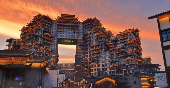 【亲子游推荐】张家界五日游全攻略：轻松省钱，留下难忘家庭回忆！当您计划与孩子一同探索自然美景的时候，张家界绝对是一个理想之地。在这片神奇的山水之间，五日游的精心安排将为您和孩子带来无与伦比的亲子体验。本文将为您详细介绍我们精心设计的行程，确保您在张家界的每一刻都充满乐趣和回忆。