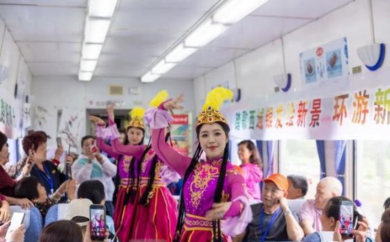 穿越雪山与草原的银发旅程：一趟从赣州到新疆的温暖列车