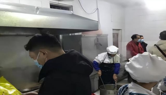 荣昌政府食堂主厨的辛劳与坚持