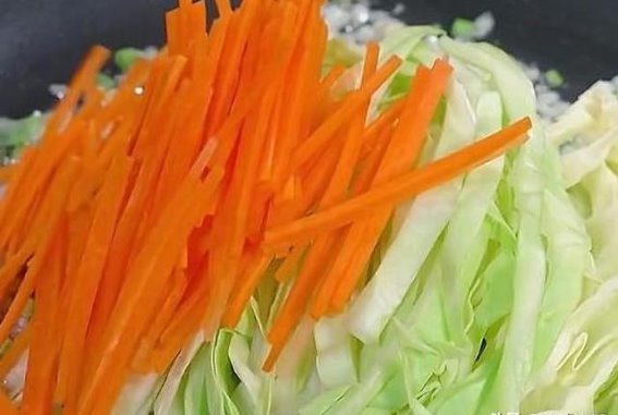 3个鸡蛋，半个包菜，2根胡萝卜，演绎包菜胡萝卜丝炒鸡蛋的精彩