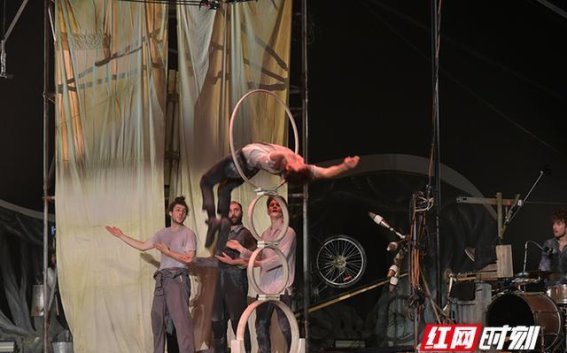 跨界惊艳，艺术与自然的完美交融——加拿大《马戏机器》在张家界黄龙洞的震撼首演