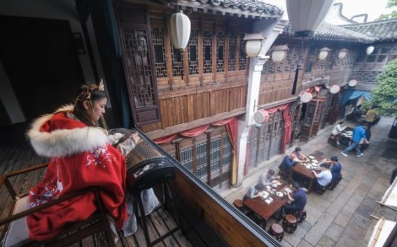 国庆假期的活力：中国传统与现代的完美交融