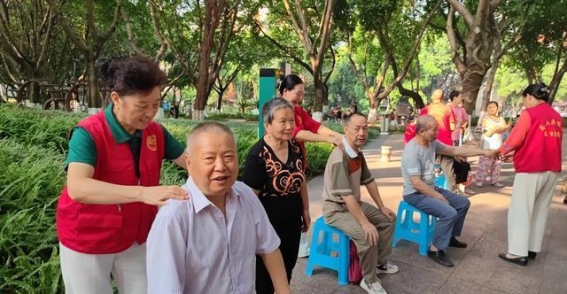 秋日暖阳下的志愿服务之美