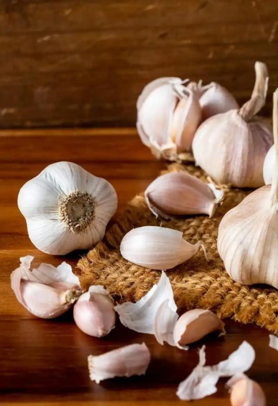 大蒜真能抗癌？42岁男子三个月生吃大蒜后健康调查