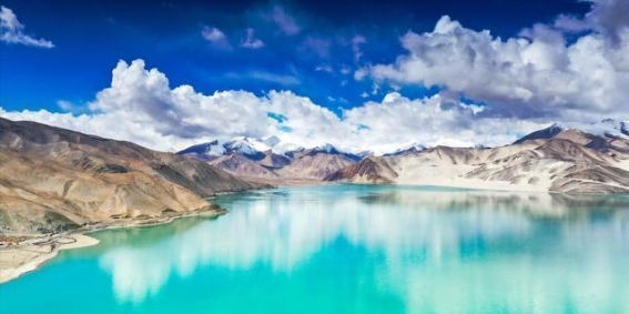 新疆白沙湖景区旅游全攻略：交通、住宿、景点与美食一网打尽