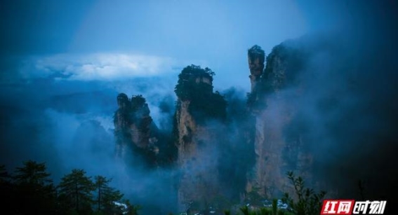 春雪轻覆杨家界 峰墙云雾间宛若水墨画