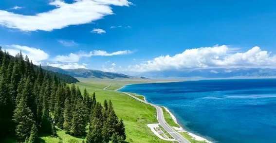 爱情刻进山河里，新疆赛里木湖如何凭一纸婚证赢得年轻人的心