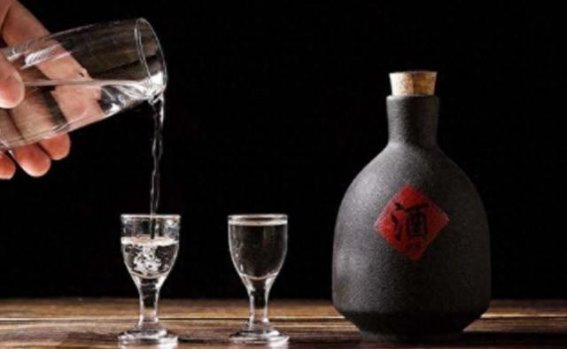 白酒真的有益健康？医生提醒：50岁以上的人喝酒，注意这些关键点