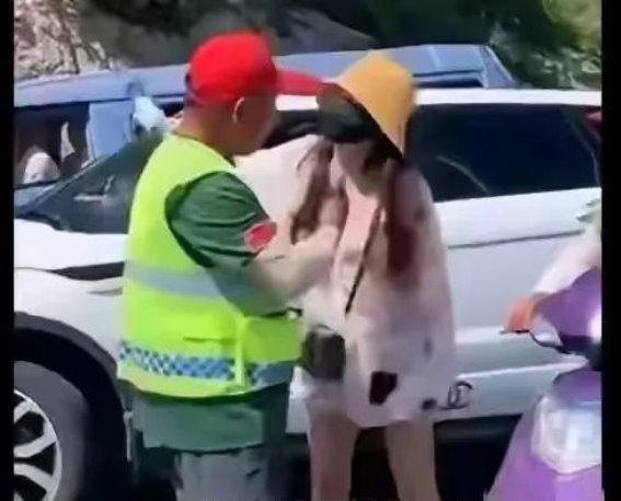 豪车女司机逆行追尾，还对路人动粗，彻底激怒了网友！