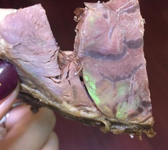 在面馆中吃面牛肉发绿光，客人想换一碗，老板：不识货