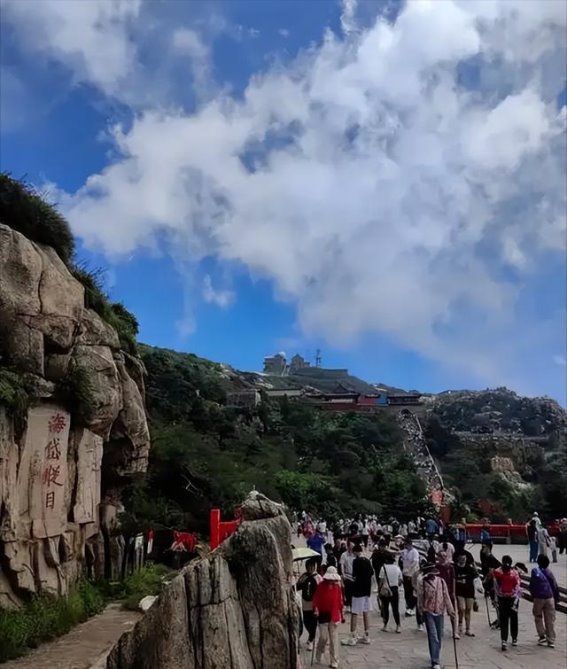 泰山情侣翻越护栏险坠崖：惊险背后的教训与警示