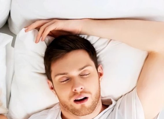 睡觉时手举过头顶的秘密